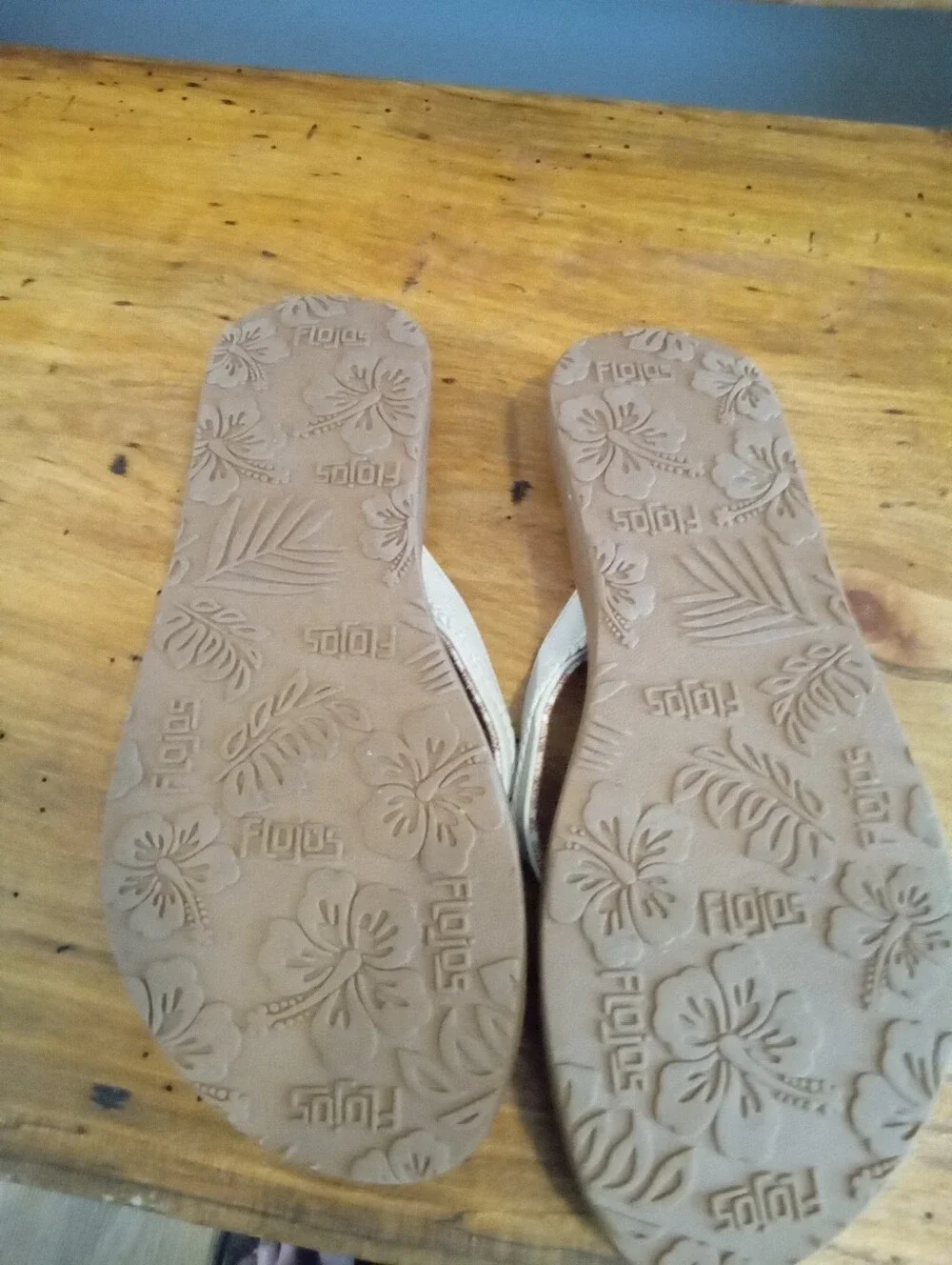 Flojos Size 9 White Fabric Thong Strap & Supportive Beige Memory Foam Footbed